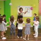 Varios alumnos interactúan con su profesora en una de las aulas.-RAÚL G. OCHOA