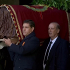 Traslado del ataúd de Franco al cementerio de Mingorrubio.-