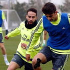 Enzo Zidane controla el balón ante Carvajal en el entrenamiento de esta mañana del Real Madrid-