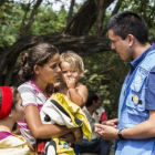Personal de la Agencia de la ONU para los Refugiados (Acnur) atiende a inmigrantes.-ACNUR