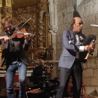 Carlos Núñez, el sábado en directo, en la iglesia de Mazuelo de Muñó.-ECB