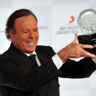 Julio Iglesias recibe un premio en Londres, en el 2014.-CARL COURT (AFP)