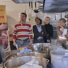 Miguel Cobo imparte un curso de cocina.-RAUL G. OCHOA