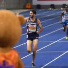 Fernando Carro, detrás del francés Mekhissi-Benabbad, en la recta final de los 3.000 metros obstáculos. /-AP / MARTIN MEISSNER