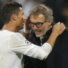 El jugador del Real Madrid Cristiano Ronaldo hablando con el técnico del PSG Laurent Blanc.-AP / DANIEL OCHOA