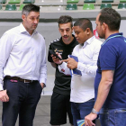 Albano y Raúl Santamaría (delegado) atienden a los técnicos de la BCL.-MARÍA GONZÁLEZ / SPB