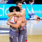 Bassas, Benite y Apic celebran la victoria lograda ayer ante el Andorra. ACB PHOTO