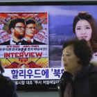 Los informativos de Corea del Sur anuncian el conflicto causado por la película "La entrevista".-Foto: AHN YOUNG-JOON / AP