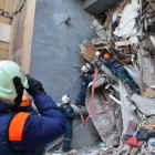Miembros de los servicios de rescate rusos retiran escombros de un edificio derrumbado en la ciudad de Magnitogorsk en la región de los Urales.-EPA / MINISTERIO DE SITUACIONES DE EMERGENCIA