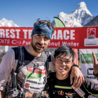 Hernando posa con el vencedor de la Everest Trail Race, Suman Kulun Rai.-IAN CORLESS