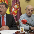 El presidente provincial, César Rico (I) y el vicepresidente y responsables del área de Hacienda, José María Martínez (D)-S. O.