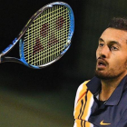 Kyrgios, jugando con la raqueta, en un momento del partido.-AFP / JOHANNES EISELE