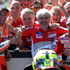 Andrea Iannone, Gigi Dall'Igna y Andrea Dovizioso, en la celebración de Austria.-AFP / MICHAL CIZEK