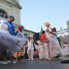 La formación de Nicaragua desplegó calidez en el escenario con sus cadenciosas danzas, el vuelo de las faldas de sus bailarinas, los airosos sombreros de paja...-Raúl Ochoa