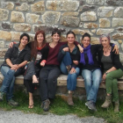 Las seis miembros de ‘Tejiendo redes’, organizadoras del encuentro de ayer.-ECB