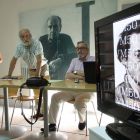 La vicepresidenta de la Asociación de Amigos de la Fundación Díaz Caneja , May Chaparro, el presidente, Luis Alonso y el secretario, Enrique Delgado, presentan las acciones previstas con motivo del quincuagésimo aniversario del fallecimiento del escultor -Ical