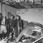 Sala de reuniones de Hitler en la llamada Guarida del Lobo, tras la explosión de la bomba de Stauffenberg, el 20 de julio de 1944, con Mussolini (con traje claro), recién llegado ese día de visita-EL PERIÓDICO/ ARCHIVO