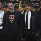 Álex de la Iglesia junto a los actores Carolina Bang (su pareja), José Mota, y Fernando tejero, en la presentación del filme'La chispa de la vida', en Valencia.-