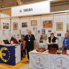 La asociación ha promocionado la historia y práctica del juego tradicional en citas turísticas como Intur (izq) o en festivales como el  Pollogómez (dcha).-ECB