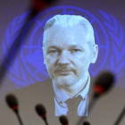 Julian Assange el pasado mes de marzo en una videoconferencia.-AFP / FABRICE COFFRINI