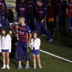 Mascherano, con sus hijas, en la fiesta del doblete en el Camp Nou.-JULIO CARBÓ