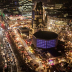 El mercadillo navideño de Berlín reabre tras colocar bloques de hormigón para evitar nuevos ataques.-AFP