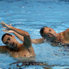 Gemma Mengual y Pau Ribes, durante su actuación en las preliminares de dúo libre mixto en los Mundiales de natación que se disputan en Kazán (Rusia).-Foto:   EFE / ALBERTO ESTÉVEZ