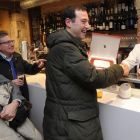Luis Mata entrega el primer premio en la categoría Burgos Alimenta a La Boca del Lobo.-ISRAEL L. MURILLO