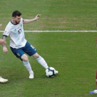Messi controla un balón, vigilado por jugadores de Qatar.-EFE / JUAN IGNACIO RONCORONI