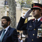 Entrega floral de los Mossos d'Esquadra al monumento de Rafael Casanova, con Albert Batlle (izquierda) al frente.-NEUS MASCAROS
