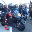 Jorge Lorenzo sale, con su nueva Ducati, ante una nuev de fotógrafos.-EMILIO PÉREZ DE ROZAS