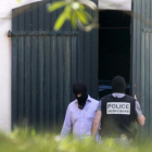 La Guardia Civil y la Policía francesa hallan un arsenal de armas y explosivos de ETA, en mayo del 2015, en un zulo de una vivienda en el centro de Biarritz, en el País Vasco francés.-EL PERIÓDICO (EFE / JUAN HERRERO)