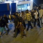 Cientos de inmigrantes desembarcan de un ferry en el puerto de El Pireo, cerca de Atenas, la noche del martes.-AFP / ANGELOS TZORTZINIS