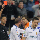 Gil Manzano expulsa a un futbolista en un Zaragoza-Valencia jugado en La Romareda.-JAVIER CEBOLLADA