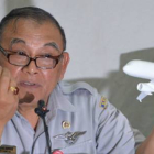 El responsable del Comité Nacional para la Seguridad en el Transporte de Indonesia, Tatang Kurniadi, ofrece una rueda de prensa sobre la caja negra del vuelo QZ8501 de AirAsia, en Yakarta (Indonesia).-Foto: AFP / BAY ISMOYO