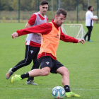 Álvaro Rey se dispone a golpear un balón durante un entrenamiento de esta semana-CD MIRANDÉS