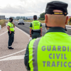 Imagen de un control de la Guardia Civil de Tráfico. TOMÁS ALONSO.