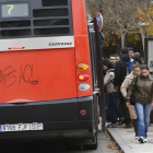 Pasajeros suben al autobús en una parada de la carretera Valladolid.-RAÚL G. OCHOA