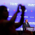 Una electora de Trump se hace una foto para las redes sociales, durante un mitin en Miami.-AFP / JOE RAEDLE