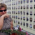 Una mujer llora junto al memorial a las víctimas de la revolución del Maidán.-AP / EFREM LUKATSKY