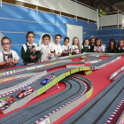 Los alumnos del Blanca de Castilla, en plena acción con el scalextric.-RAÚL G. OCHOA