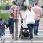 Una pareja con tres hijos cruza un paso de cebra en la capital burgalesa.-ISRAEL L. MURILLO