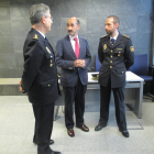 Calle, Arribas y Treceño durante su reunión en la comisaría de Miranda.-E. M.