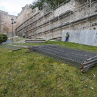 Los trabajadores están instalando el andamiaje para la intervención en la muralla de Burgos. SANTI OTERO