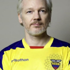 Julian Assange publica en Twitter su foto con la camiseta de la selección de Ecuador.-EL PERIÓDICO