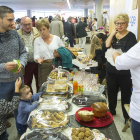 Un grupo de burgaleses degusta preparaciones gastronómicas de una de las asociaciones participantes.-ISRAEL L. MURILLO