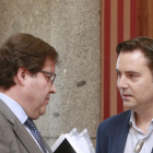 Salvador de Foronda charla con Daniel de la Rosa antes de un Pleno.-RAÚL G. OCHOA