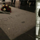 José Antonio Primo de Rivera y su tumba en la basíllica del Valle de los Caídos.-EL PERIÓDICO