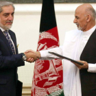 Ghani (derecha) y Abdulá se dan la mano tras firmar el acuerdo para un gobierno de unidad.-Foto: EFE