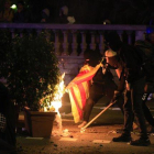 Hoguera en la plaza Tetuán durante la protesta de los CDR ante Interior.-